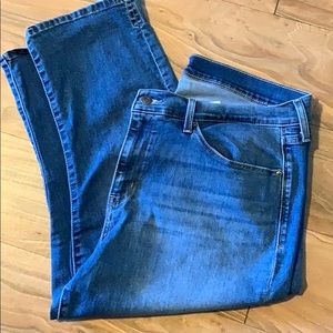 Levi’s stretch denim 5 pocket capris. Like new!